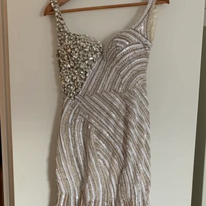 Skräddarsyd klänning - Säljer denna skräddarsydda klänning i storlek 36. Vid intresse så kan jag skicka fler bilder då det va svårt att få med allt på 3 bilder. 