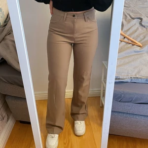 Wrangler byxor - Snygga beiga Wrangler byxor köpta på Beyond retro, W34 L34 men passar mindre 😇 Köpta för 289kr