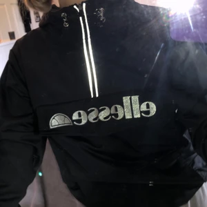 ellesse jacka  - Svart Ellesse jacka i bra skick, inga slitningar. Nästan aldrig andvänd. Pris kan sänkas vid snabb affär. Skriv för mer bilder eller frågor!! 