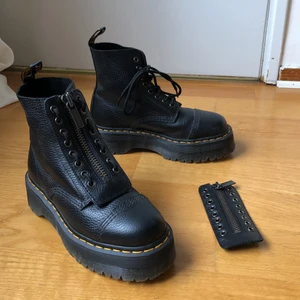 Dr Martens  - Plattåsko svarta Dr Marten. Storlek 39. Sinclair black modell. Använd enbart ett fåtal gånger. Köpta den 6 mars 2021 (har kvitto kvar). Dessvärre för stora för mig. Men de är så sjukt snygga! 🙌🏻 Man kan både ha med dragkedjan i fram eller enbart snörning. Hoppas de hittar ett annat hem. Inköpspris 2400 kr säljer för 1850 kr🥰  Kan mötas upp i Stockholm annars tillkommer frakt. 