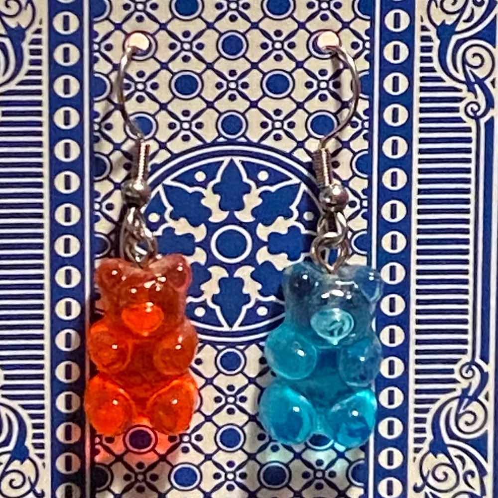 gummy-bear earrings in blue and red ! These are so adorable and goes with any cute outfit. they are about the size of a normal gummy-bear candy:) . Accessoarer.