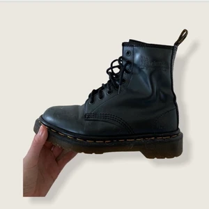 Dr. Martens i fint skicka! Stl 36 💕 - Har använt dessa i lite drygt 2-3 år och älskar dem! Men säljer då jag köpt nya. Om ni vill ha fler bilder är det bara att fråga!🙉💕 Budgivning om fler är intresserade!!☀️💕