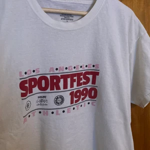 Vintage tröja - Vit tischa med vintage tryck. Storlek L, men sitter fint oversized på mindre storlekar. Gulnat lite i tvätten, men annars utmärkt skick. Köparen betalar frakt.