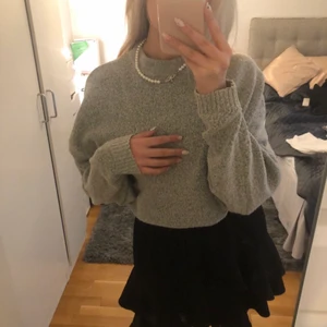 Stickad tröja - Säljer min gråa, stickade tröja från nelly🤍tveka inte att höra av dig om du har någon fråga!