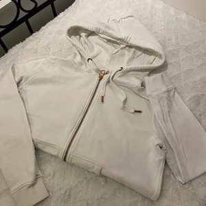 Huvtröja - Utförsäljning på allt 💜 