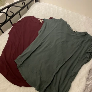 T-shirts - Utförsäljning på allt 💜  Priset avser båda tillsammans. Militärgröna strl S, vinröda strl XS