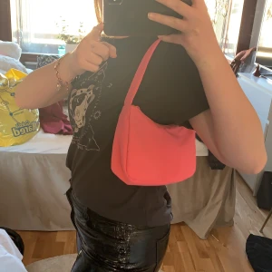 rosa väska ginatricot  - as ball handväska från gina tricot. köpte för 249 kronor ny⚡️aldrig använd pga tyckte inte den passade på mig <333 jättefint skick och bra plats för grejer i den 🧚🏻‍♀️ säljer för 80 kronor + frakt som köparen står för 🤍 spårbar frakt