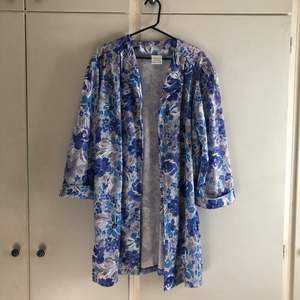 Blommig vintage Skjorta/jacka/klänning/kimono. Tunt material. Strl 46, snygg oversize. Frakt ingår.