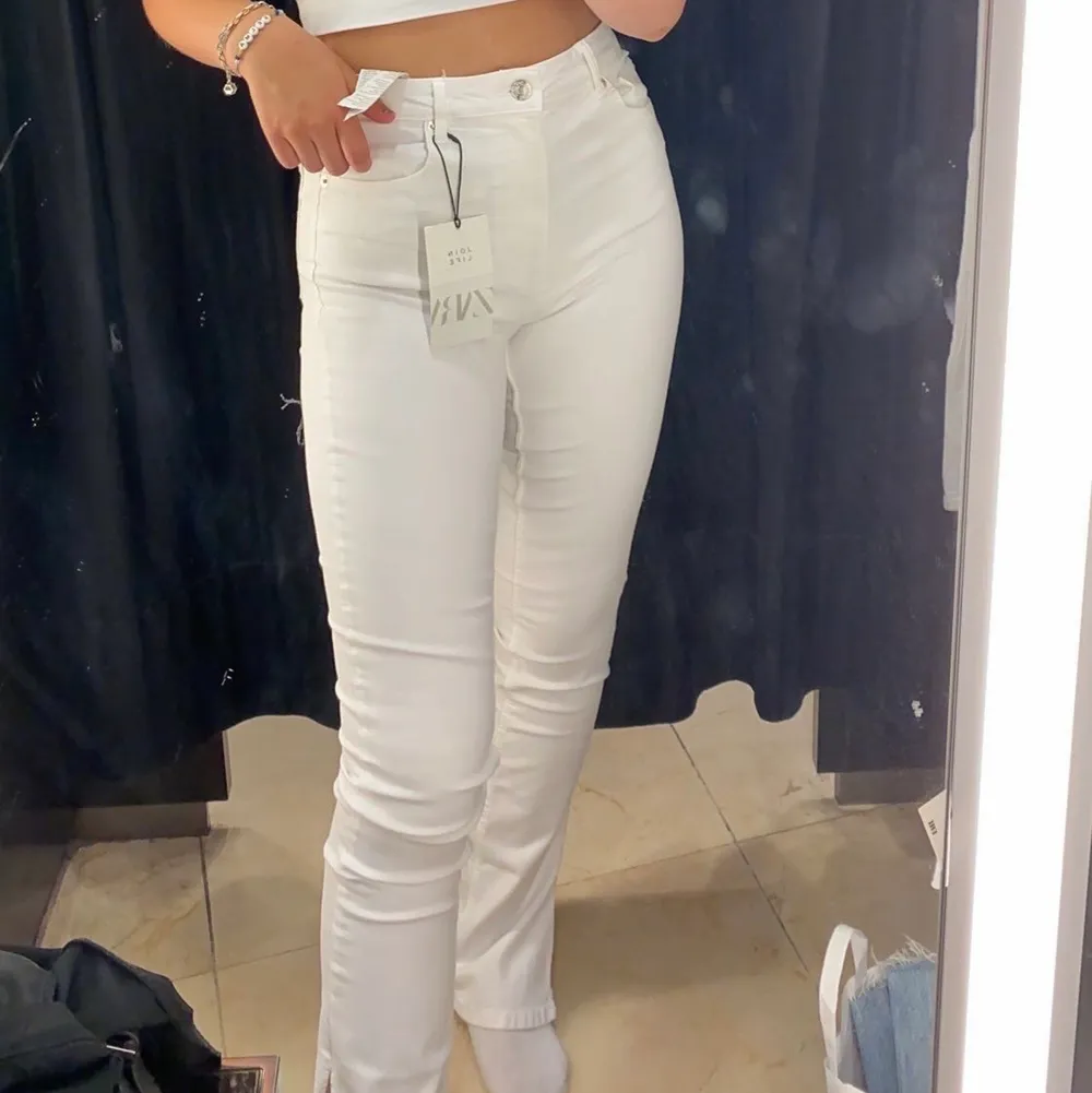 Vita jeans från Zara i storlek 36 som bara provats, aldrig använda! ❤️ Har slits där nere och går ner till skorna på mig som är 169cm. Säljer då aldrig kommit till användning eftersom jag har ett par andra vita jeans💞. Jeans & Byxor.