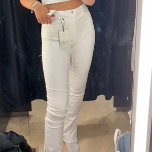 Zara jeans - Vita jeans från Zara i storlek 36 som bara provats, aldrig använda! ❤️ Har slits där nere och går ner till skorna på mig som är 169cm. Säljer då aldrig kommit till användning eftersom jag har ett par andra vita jeans💞