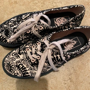 Vans plattform  - Vans plattform köpta 3 år sedan. Knappt använda! Unikt mönster.