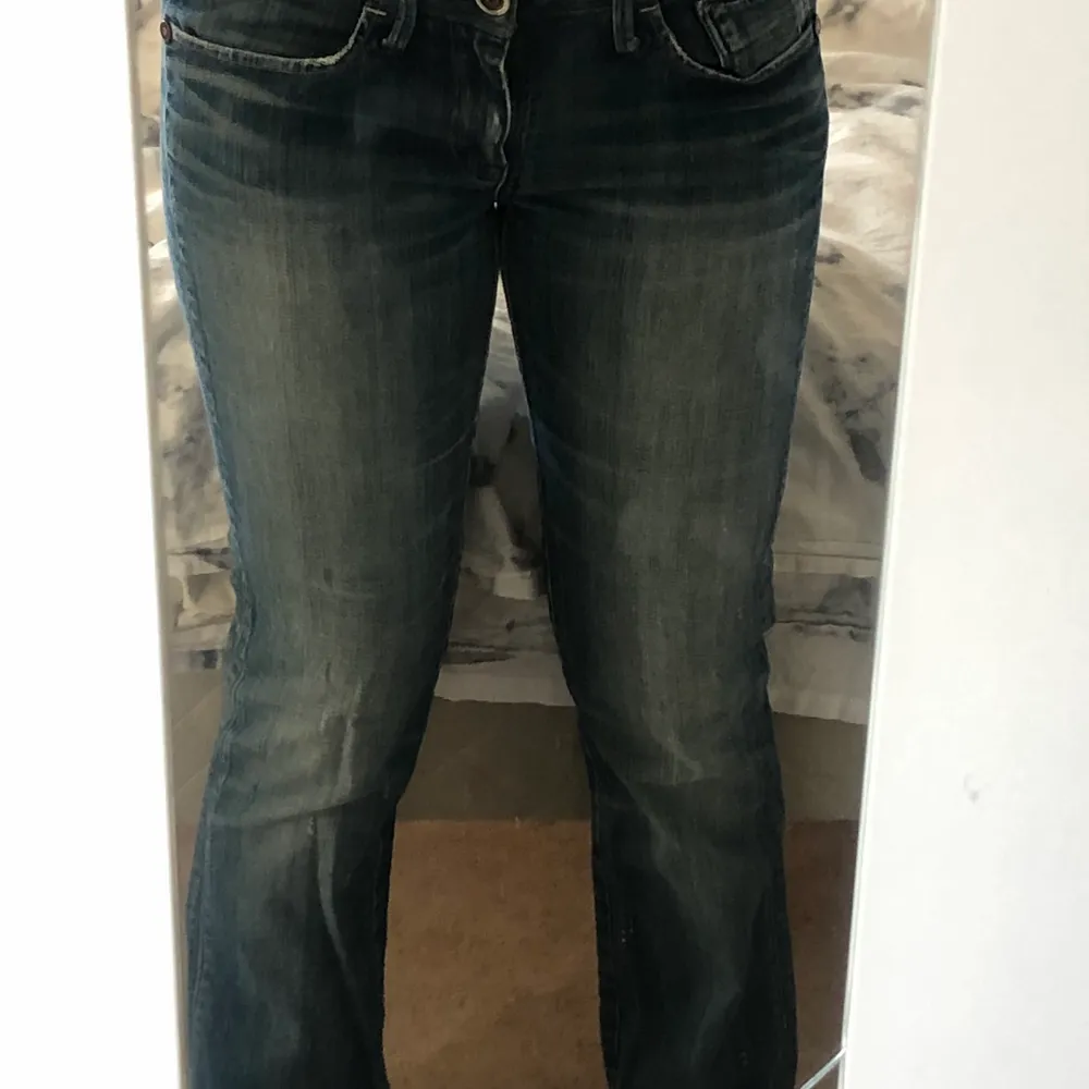 Lågmidajde jeans! Nyskick. 28 cm i midjan 34 cm i längden. Jag är 159 jag har själv klippt jeansen till min längd som 159. Jeans & Byxor.