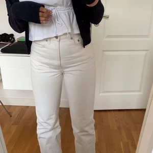 Jeans - Jeans från weekday, nästan helt oanvända. De är i en rak modell med hög midja och de är typ vita med inte riktig nästan beigea. Säljer då dem hunnit bli för små för mig:(. 🚨Jag är 165🚨 köpare står för frakt, vid frågor hör av er💓💓