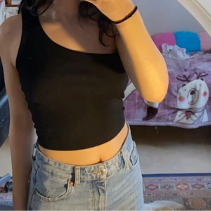 Svart topp  - Plagget är oanvänt säljer pga använder aldrig, stl M men passar även S. 