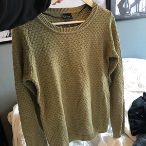 Tröja  - En grön tröja från VILA, från vero moda eller Naked blir lite osäker. 