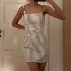 Säljer denna fina klänning ifrån Pull&Bear. Den är ganska kort för sin storlek så om man är över 180 cm kan den nog bli lite kort :)💕💕