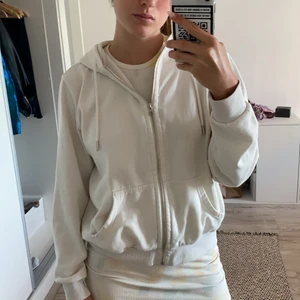 Vit kofta - Så skön, jätte bra skick, nästan aldrig använd.