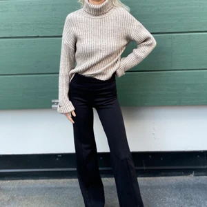 NAKD tröja🥰 - Jättefin stickad tröja från NAKD! Använd 1 gång och sen bara hängt i garderoben därför den säljs❤️ köparen står för frakt om inte man möts upp i Östersund!