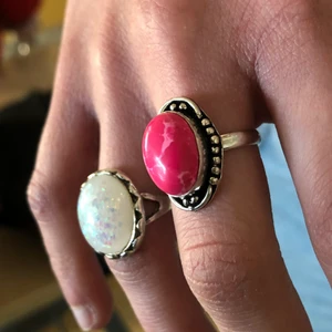 Söta ringar!! - Den ena ringen är köpt här på Plick och den andra från Etsy. Säljer pga att de är för små för mig. Ganska små ringar men tror att det är storlek 16 eller 18. Frakt ingår i priset 