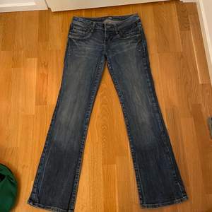 LTB jeans, (säljer för att de inte passar) i nyskick skulle passa något som är runt 164-170 ungefär (i längden) jeansen är även lågmidjade 
