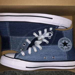 jeans converse!! - lägger ut igen pga oseriös köpare, buda BARA om du faktiskt vill köpa!!!! helt oanvända svincoola converse i jeans start 500 kr💘💘