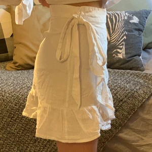vit kjol <3 - Säljer denna fina vita kjol från Nelly. Den är i väldigt fint skick och perfekt nu till sommaren. Frakt ingår inte i priset. Pris kan diskuteras. Kontakta mig vid intresse eller för fler bilder. Säljer endast vid bra bud då jag är osäker på om jag vill sälja <3