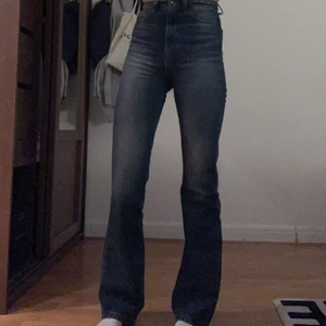 Zara jeans - Säljer dessa supersnygga mörkblå jeans från zara. Långa i benen!! Går ner till fötterna på mig som är 177. Storlek 34/xs men skulle säga att de passar S också