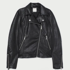 Jacka - Säljer min ”skinn” jacka från H&M då den är för stor tyvärr. Den är i fake läder och riktigt snygg på. Kom i DM för fler bilder.