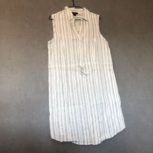 Sommarklänning i linne - • Fin klänning i skjortliknande modell, sval & go’ i linnemix! • Storlek: 30/40, luftig passform men går att forma i midjan • 55% linne & 45% bomull • Endast provad, nyskick! • +Frakt: 51kr spårbart