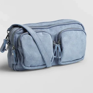 Axelväska  - Super snygg axelväska från Gina i ljusblått mockaimitations tyg. Detta är inte mina bilder men skickar gärna egna videos/ bilder på väskan vid önskemål! Nypris 350 mitt pris 200 + frakt