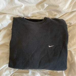 En grå Nike seweatshirt:) Skriv för fler bilder:)