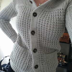 Stickad kofta från Brave soul strl. 36 - Ljusgrå varm och härlig kofta från märket Brave soul med luva och två fickor fram. 