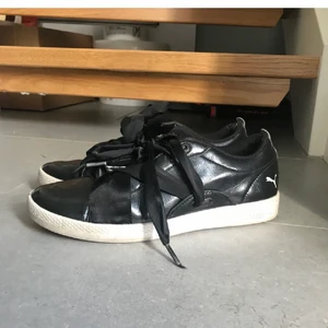 Puma skor - Från Puma, Storek 38, använda ca 3 månader försiktigt🤍 sula saknas därav billiga