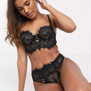 Ann Summers - spetsbh - Säljer en underbar BH från Ann Summers (köpt på asos) som tyvärr inte passar mig. Nypris är 352:-, finns på rea nu för 279:-. Jag säljer min för 175:-, helt oanvänd och i totalt nyskick! Den har bygel men inga inlägg. Storlek 70D 🥰