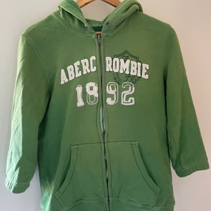 Grön hoodie - Grön huvtröja från abercrombie and fitch med korta armar.