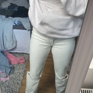 Vita raka jeans med hål - Vita jeans som knappt är använda, alltså i bra skick och väldigt sköna! Buda gärna i kommentarerna!