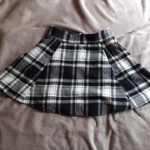 En vintage kjol - En svart och vit kjol i nyskick, aldrig använd. Den är från new yorker. Jag säljer den för 200 men priset kan ju ändras. Den här två fickor vid sida  och en dragkedja på baksidan. Den är i väldigt vara väldigt bra skick. Skriv privat ifall ni är intresserade och ifall ni vill ha mer bilder.