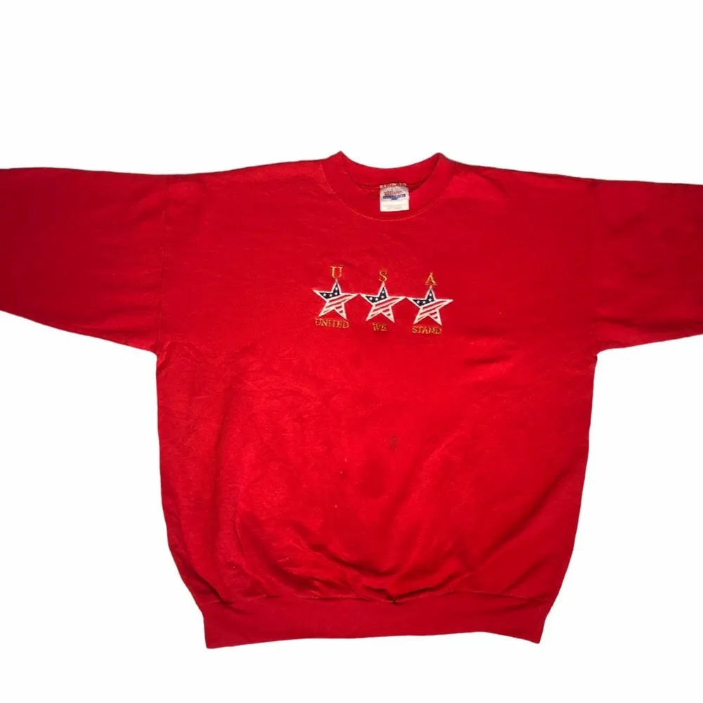 God bless America. En riktigt amerikansk sweatshirt med ett fint rött tyg som är relativt tjockt. Köpt på tjmaxx o USA . Hoodies.