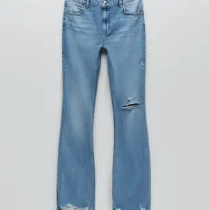 Långa men små i storleken. Trendiga zara jeans i en ljusblå färg med håll på vänster knä.