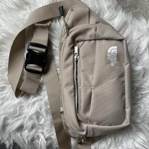 North face midjeväska - Nytt skick! Flertalet fack, med nyckelklämma, perfekt att ha med på språng