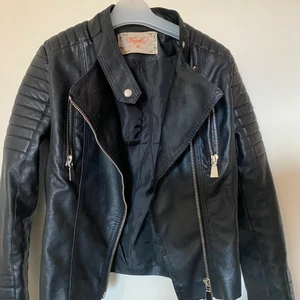 Chiquelle Skinnjacka - Hej! Köpte denna fina jacka förra året och nu eftersom jag har gått upp i vikt så passar denna inte längre. Den är i storlek 36, den är i bra skick med inga defekter. Säljer den för 250kr men vid snabbaffär 200kr 💋