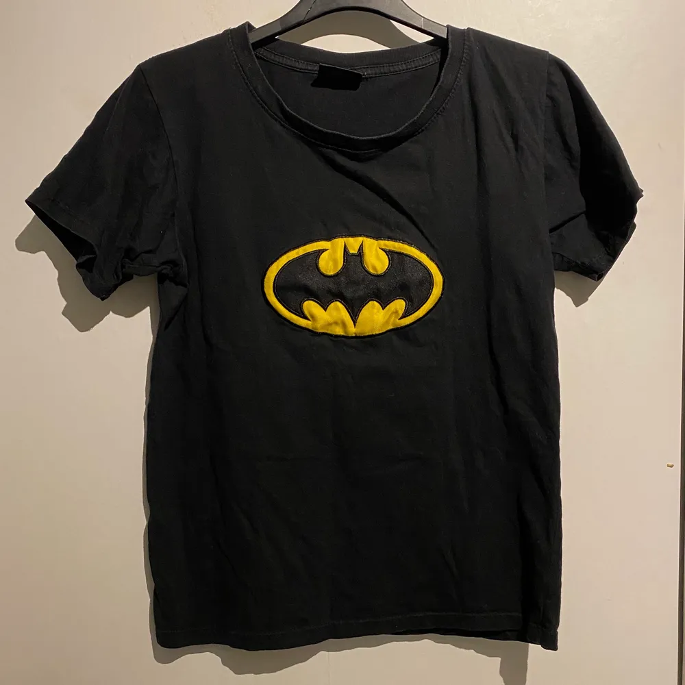 Cool T-shirt med Batman tryck! Fint skick💜. T-shirts.