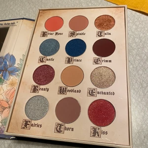 Storybook cosmetics ögonskugga - Finaste ögonskuggspaletten med färger inspirerat av Bröderna Grimms sagor, hur drömmigt?? Nypris 550 kr. Köpte för den var så sjukt fin men använder inte ögonskugga.. Sista bilden är lånad eftersom jag inte ville kladda i paletten. Frakt👇🏼 ❤️❤️❤️❤️