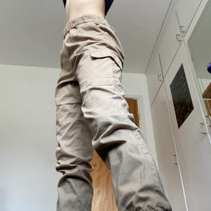 36 - Brown/beige baggy high waisted long pants with big pockets and elastic waist band. Barely used. I bought them last year from HM. 