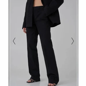 Svarta Kostymbyxor  - Intressekoll på dessa kostymbyxor från Josefine HJ’s kollektion med NA-KD. Endast testade med lapparna kvar!Helt slutsålda på hemsidan. Jag är 164 och dom var väldigt långa på mig. Startar budgivning om många är intresserade