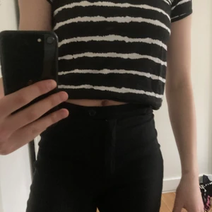 Kort t-shirt  - Midjelång t-short i nyskick . Säljer pga att den inte kommer till användning.