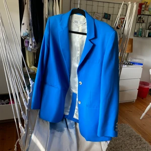Blazer - En Superfin blazer i så gott som nytt skick från Zara! Jättehärlig färg och lagom oversize i storlek xs-s. Frakt: 66 kr.