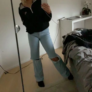 Vida jeans - high waist - Vida jeans från Madlady i strl EU34-L32. Är lite lång på mig som är 167 men har jag skor så går det bra. Säljer då det inte kommer till användning längre. Har själv klippt hål i jeansen. Originalpris är 549kr, säljer för 200kr. Frakt ingår ej i priset, men kan även mötas upp. Betalning via swish.