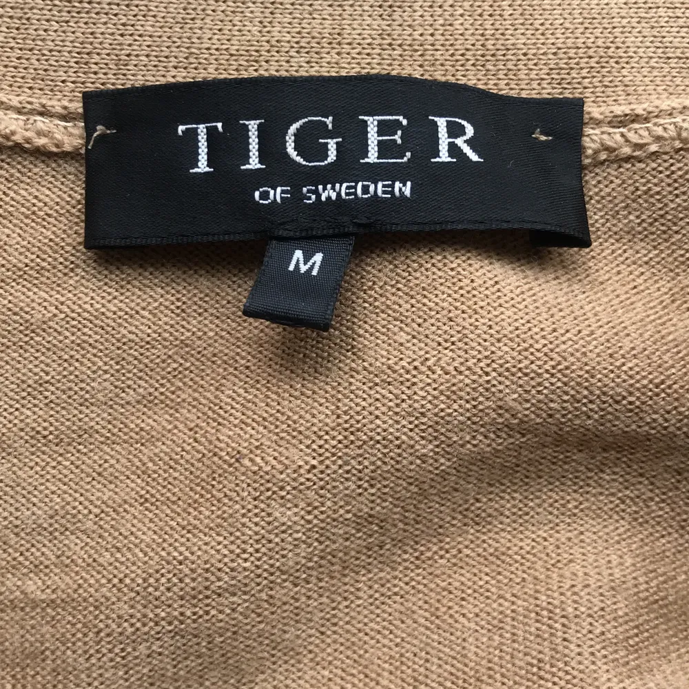 Säljer denna jättefina brun/beiga koftan från Tiger. Går att använda som kofta över typ en t-shirt eller som jag har den i bilden. . Tröjor & Koftor.