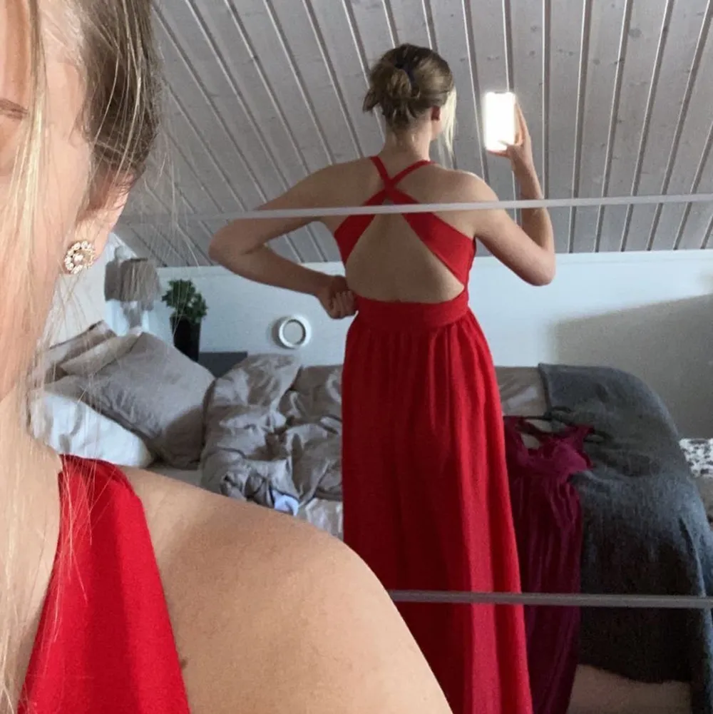 Säljer en jättefin röd balklänning i storlek 36. Prislappen finns kvar, aldrig använd. Säljer pga för liten. Köparen står för eventuell frakt. Skriv om du undrar något eller vill ha fler bilder! . Klänningar.